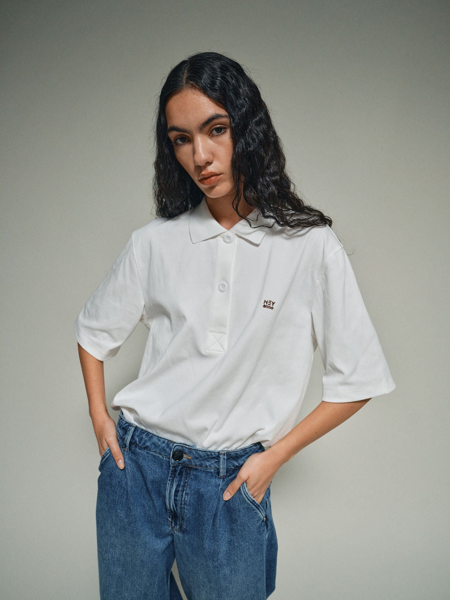 Modelshot / White / Detail